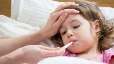 كيف أنزل حرارة طفلي بسرعة بخطوات سهلة في المنزل