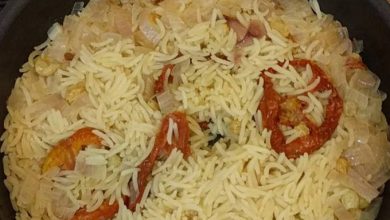 ما هي طريقة عمل الأرز بالبصل والطماطم